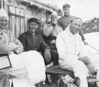 Bildet er tatt utenfor Botnbua i Svøubotnin langfredag påsken 1945. Ingen visste på dette tidspunktet at et tysk fly hadde styrtet i den sunndalske fjellheimen. Mens kristiansunderne var på vei ned i Grødalen, gikk sunndalingene videre opp mot Råstu.